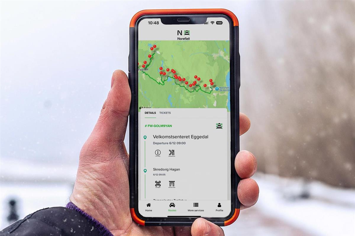 Illustrasjonsbilde av en hånd som holder en mobiltelefon - Klikk for stort bilde